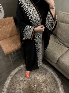 ⁦Bisht with Orange Lines⁩ - الصورة ⁦3⁩