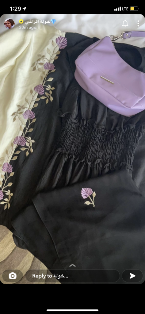 ⁦White and lavender roses⁩ - الصورة ⁦2⁩