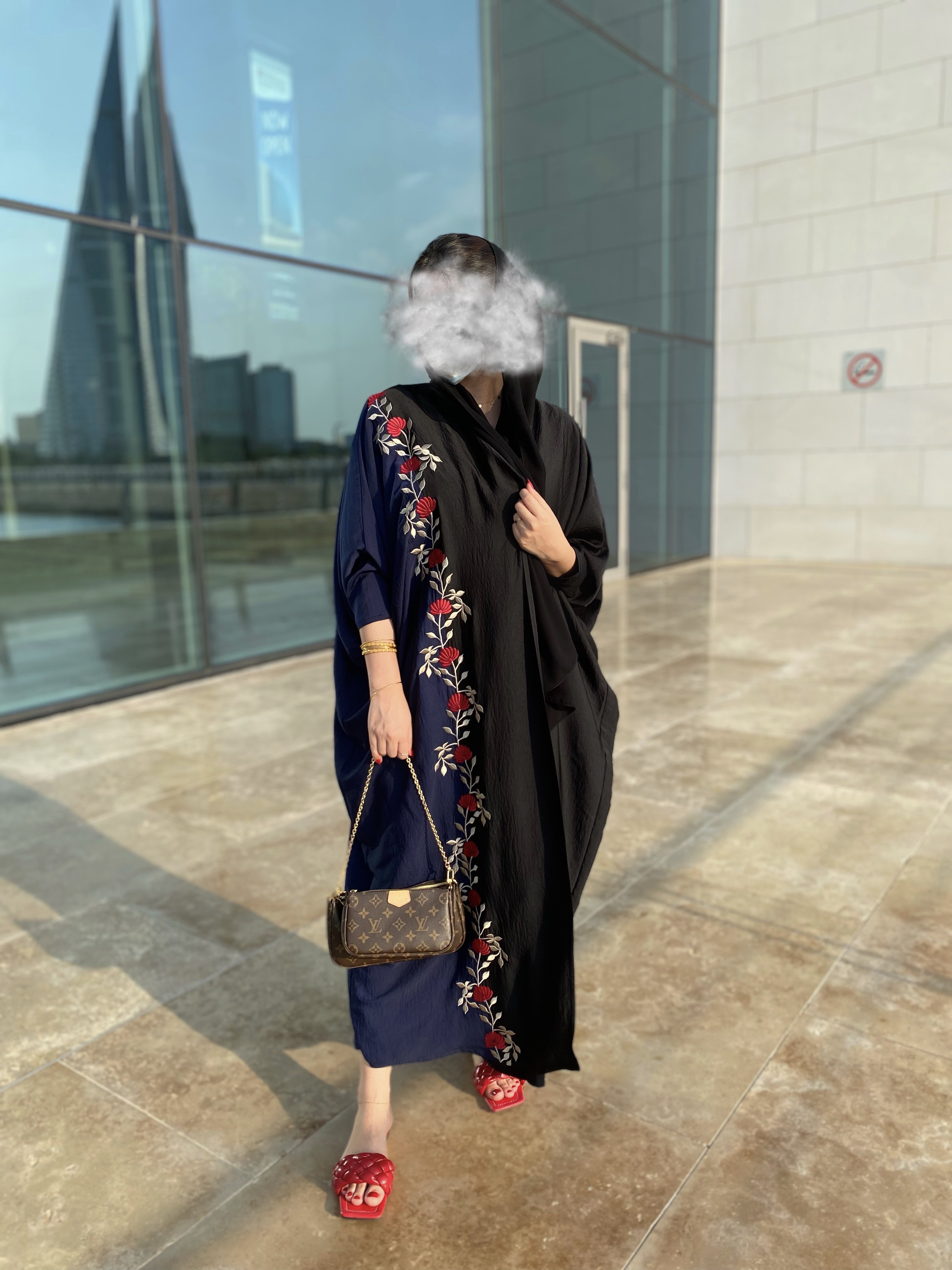 ⁦Navy blue and roses⁩ - الصورة ⁦2⁩