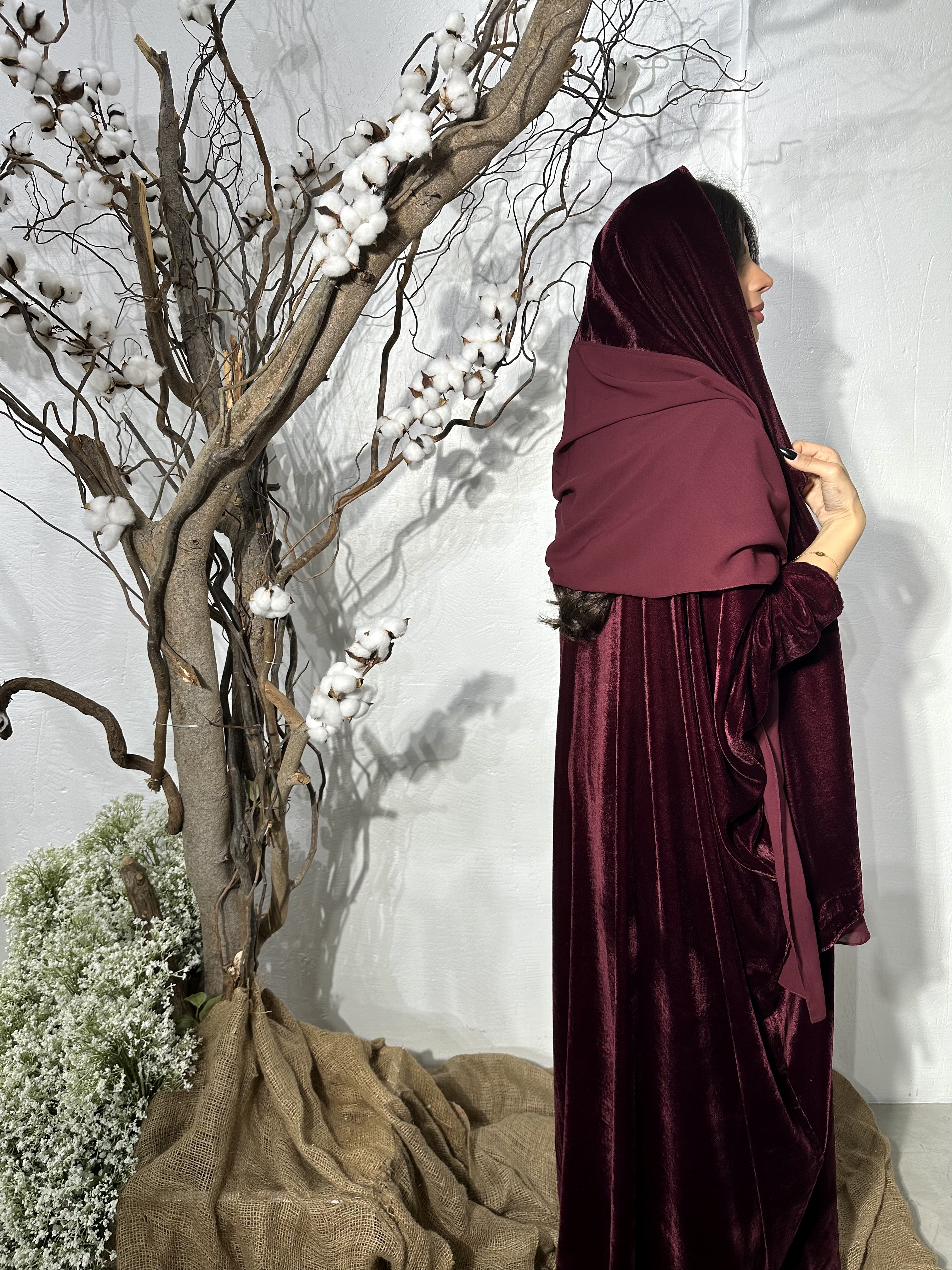 ⁦Maroon Velvet⁩ - الصورة ⁦2⁩