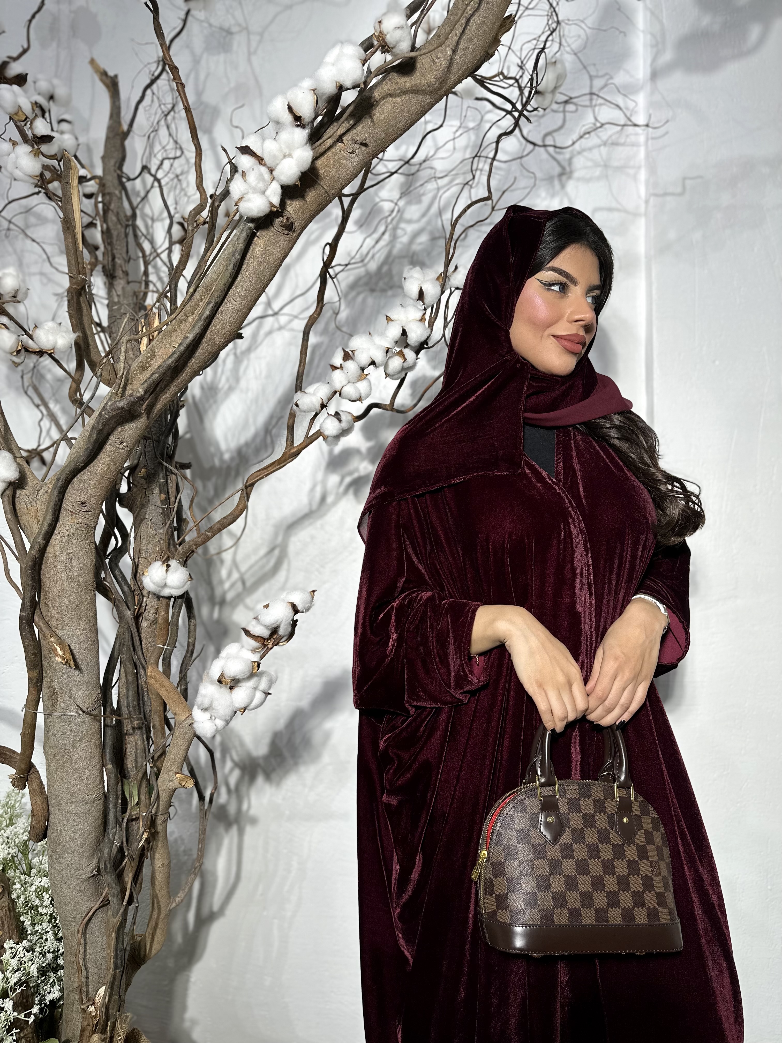 ⁦Maroon Velvet⁩ - الصورة ⁦4⁩