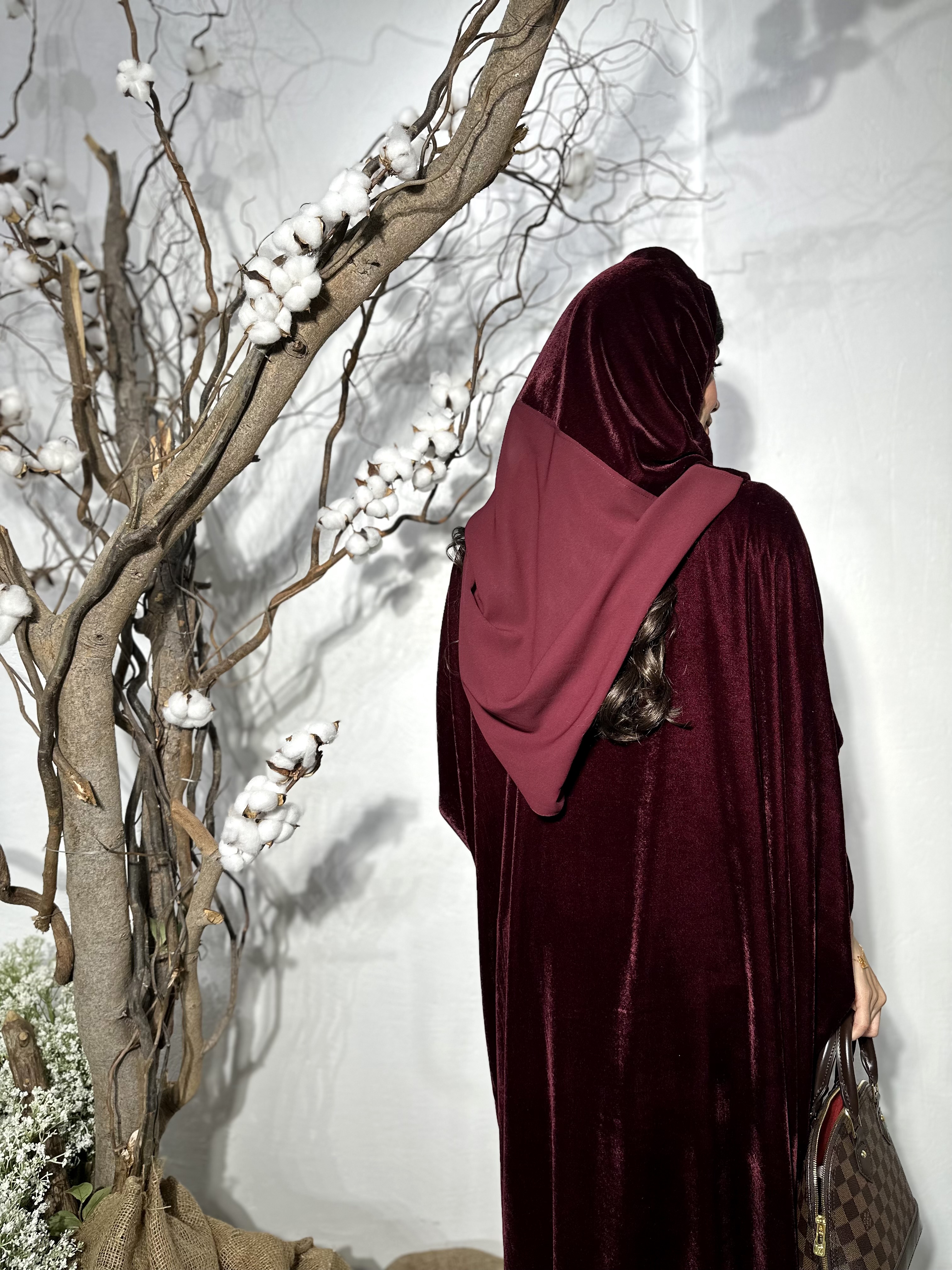 ⁦Maroon Velvet⁩ - الصورة ⁦2⁩