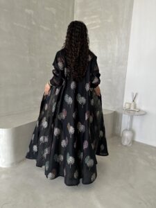 ⁦Black trees⁩ - الصورة ⁦2⁩